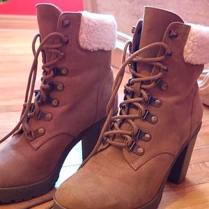 Super cute beige boots with white fur